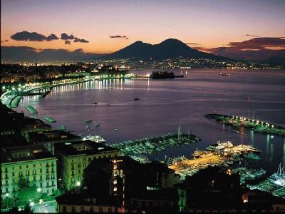 Неаполь был основан греческими поселенцами в VIII веке до н. э. Впоследствии стал частью Римской империи.